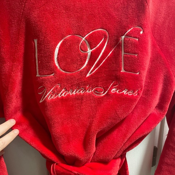 Red VS robe one size fits all - Picture 3 of 3